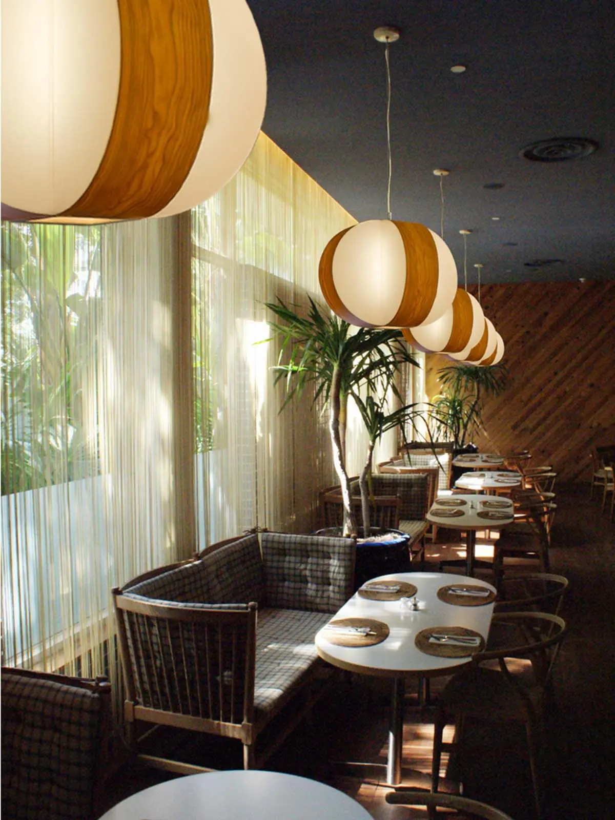 DesignOrt Lampenblog: Mediterran Einrichten - LZF Lamps Carambola Hängelampe Holz im Restaurant