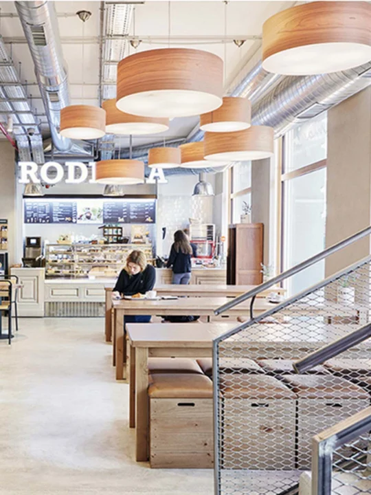 klassische trommelförmige Pendelleuchte aus Furnierholz Lampe LZF Lamps in Gastronomie