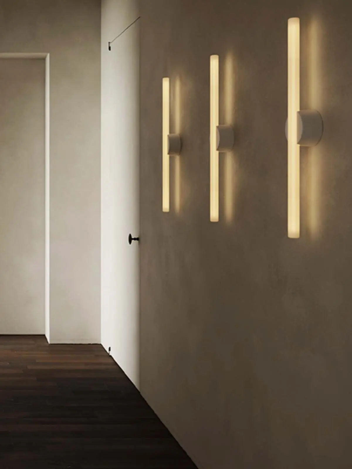 lange schmale Wandleuchte im Flur Kilter Wall von Tala