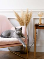 minimalistische Tischlampe mit großem Leuchtmittel Knuckle Table Lamp von Tala online kaufen
