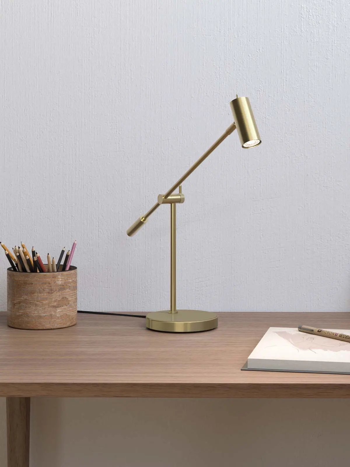 Schöne Beleuchtung für das Arbeiten zu Hause LED Tischlampe Messing dimmbare Schreibtischlampe Belid Schweden