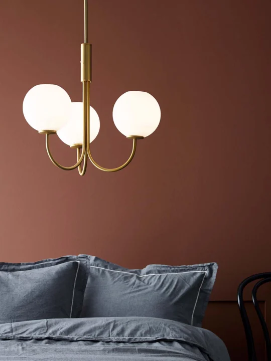 Ballon Chandelier Herstal Kronleuchter in Messing mit drei Lampenschirmen aus Glas als Schlafzimmerlampe