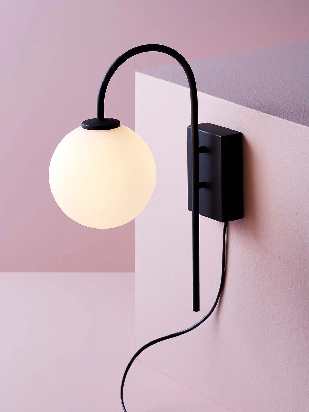 Ballon Lampenfamilie: Herstal Dänemark Leuchte Wall Wandleuchte Schwarz Opalglas