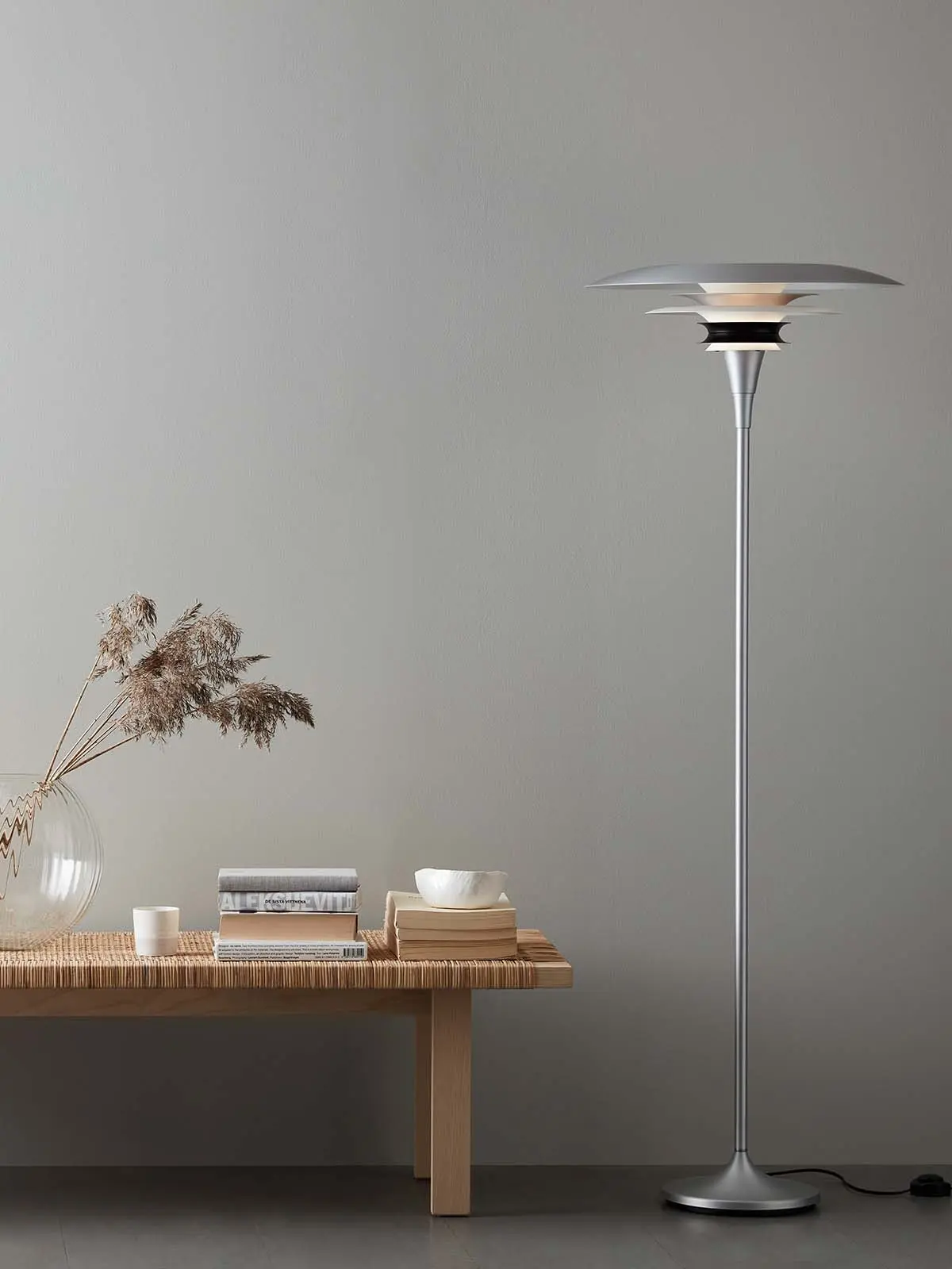 DesignOrt Lampenblog: Wohntrends 2024. Alu Flat White Diablo Floor Stehleuchte skandinavisch online kaufen DesignOrt Lampen Berlin