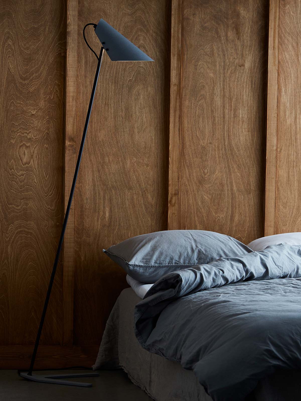 Schlafzimmer Beleuchtung mit der Vincent Stehleuchte als Leselicht im Sessel