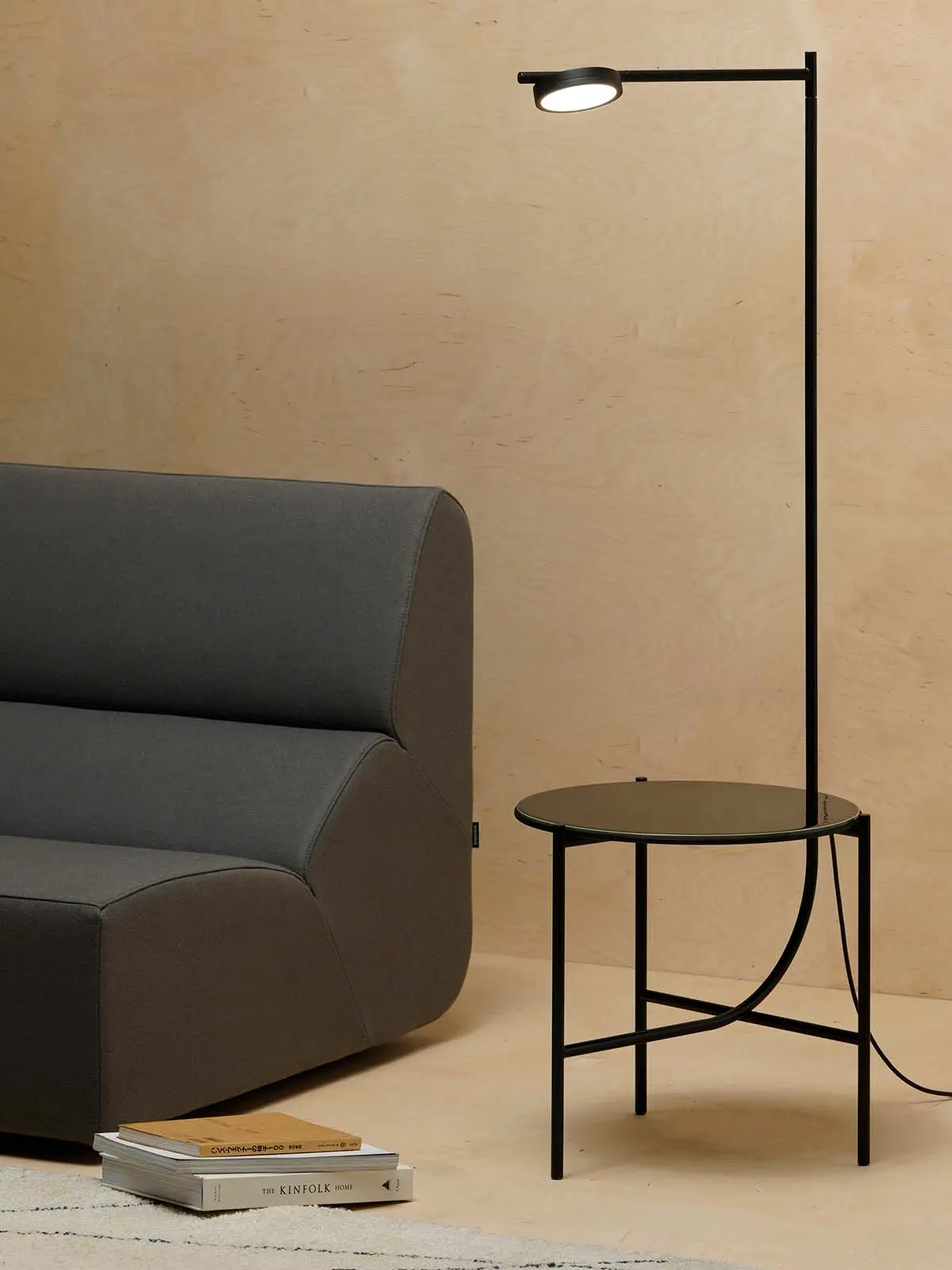 DesignOrt Lampenblog: Tisch und Stehlampe in einem Igram Lamp Table von Grupa Studio DesignOrt Onlineshop Beleuchtung