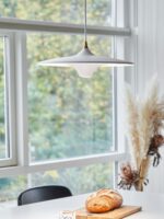 flache skandinavische Designerleuchte Moja Pendelleuchte über Esstisch DesignOrt Onlineshop
