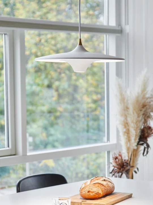 flache skandinavische Designerleuchte Moja Pendelleuchte über Esstisch DesignOrt Onlineshop