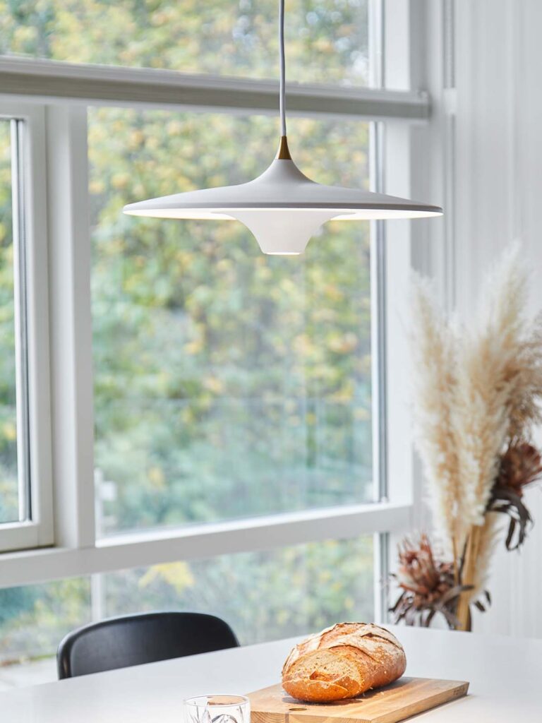 flache skandinavische Designerleuchte Moja Pendelleuchte über Esstisch DesignOrt Onlineshop