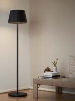 moderne Stehleuchte ohne Kabel Modi Floor von LOOM Design Lampe online kaufen DesignOrt