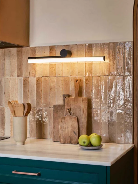 Linienleuchte Ambrosia A Wall von Marset als Beleuchtung Küche