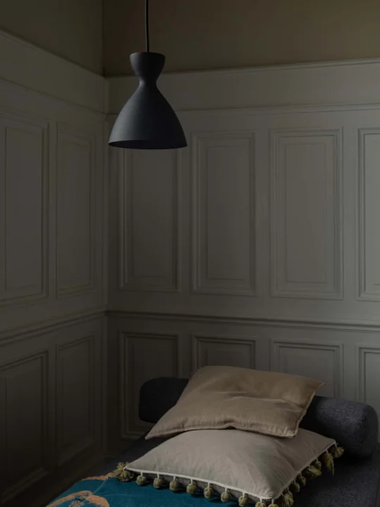 elegante Designerleuchte NYTA PRetty Small als Beleuchtung Bett DesignOrt