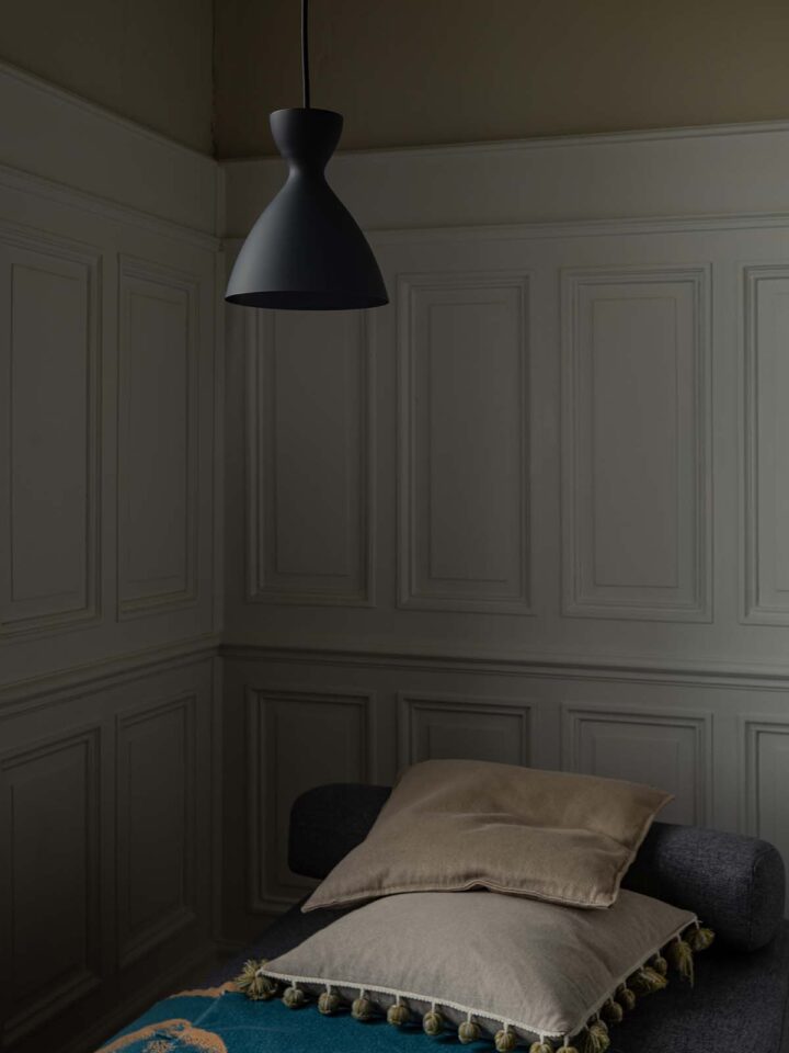 elegante Designerleuchte NYTA PRetty Small als Beleuchtung Bett DesignOrt