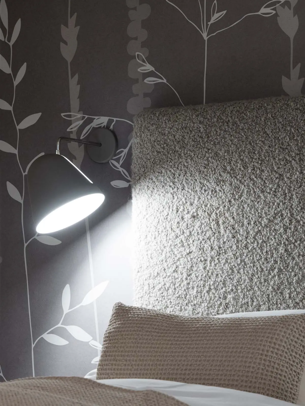 NYTA Tilt Wall Wandleuchte im Schlafzimmer