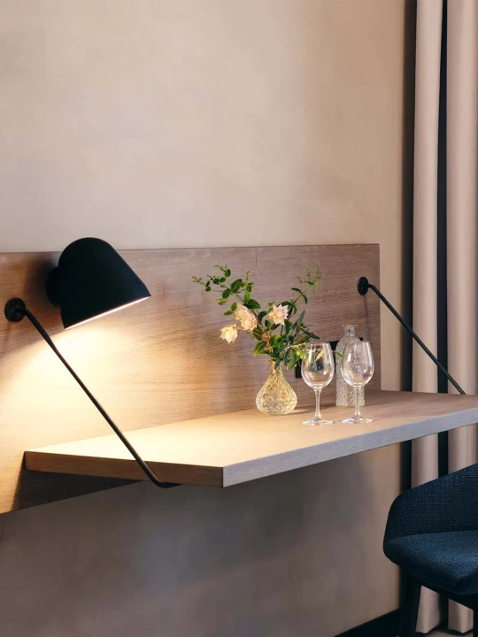 Wandlampe mit beweglichem Schirm für Schreibitsch oder Bett Tilt Wall Short von NYTA bei DesignOrt Onlineshop kaufen