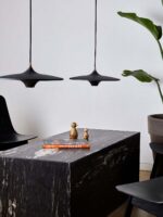 drei Pendelleuchten über Tisch Moja Leuchte Schwarz LOOM Design skandinavisch