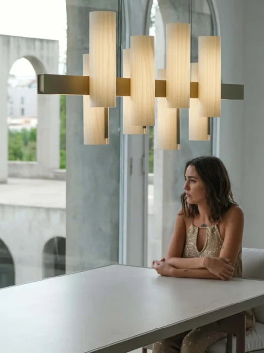 waagerechte Pendelleuchte über Esstisch Black Note Keys LZF Lamps