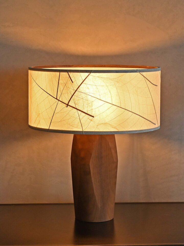 LeuchtNatur Pura Tischlampe in Blätter und Nussbaum DesignOrt