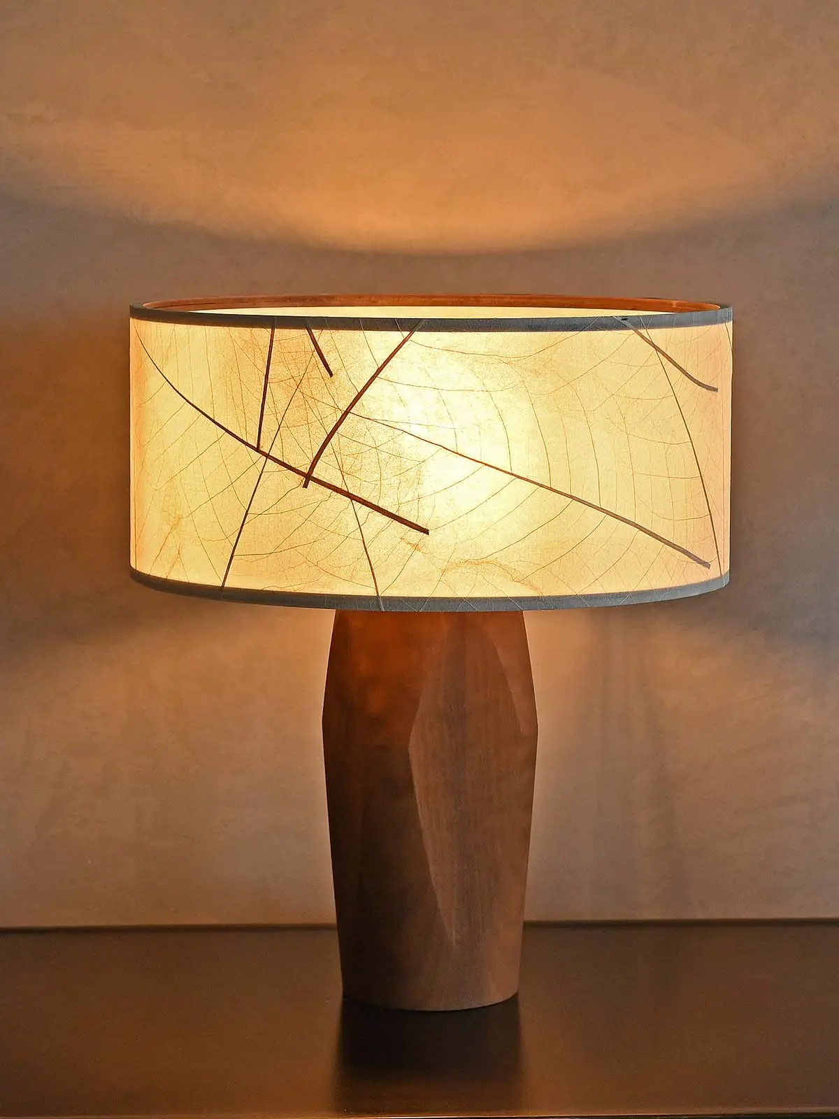 LeuchtNatur Pura Tischlampe in Blätter und Nussbaum DesignOrt