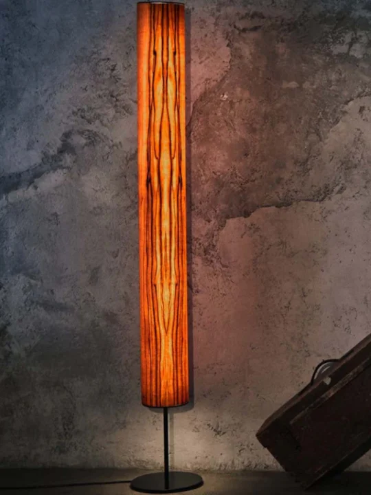 Leuchtsäule aus Holz Indischer Apfel Tineo Arbor Stehlampe DesignOrt