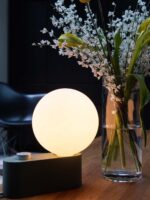 dimmbare Wandleuchte oder Tischlampe mit mundgeblasenem Leuchtmittel von Tala Glühbirne weiss