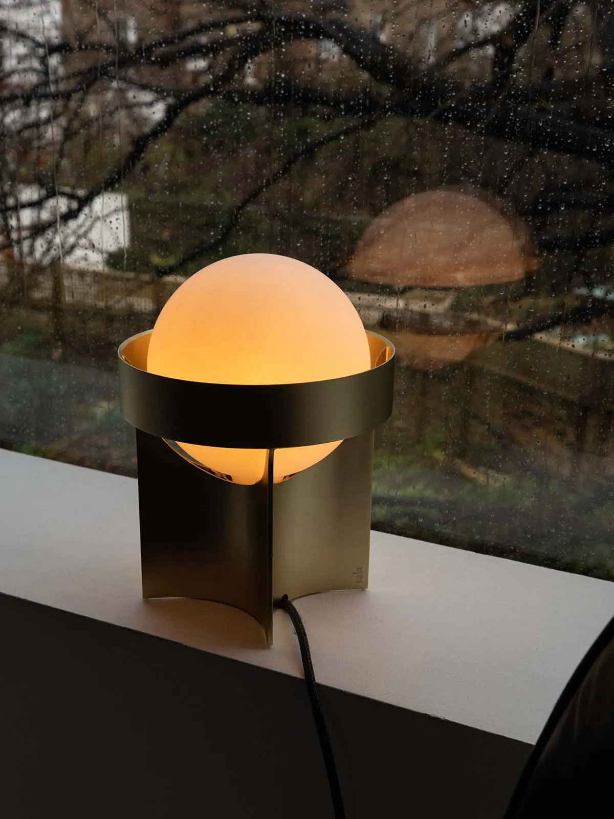 schöne Tischlampe dimmbar Messing Loop Table Lampe von Tala Tischleuchte