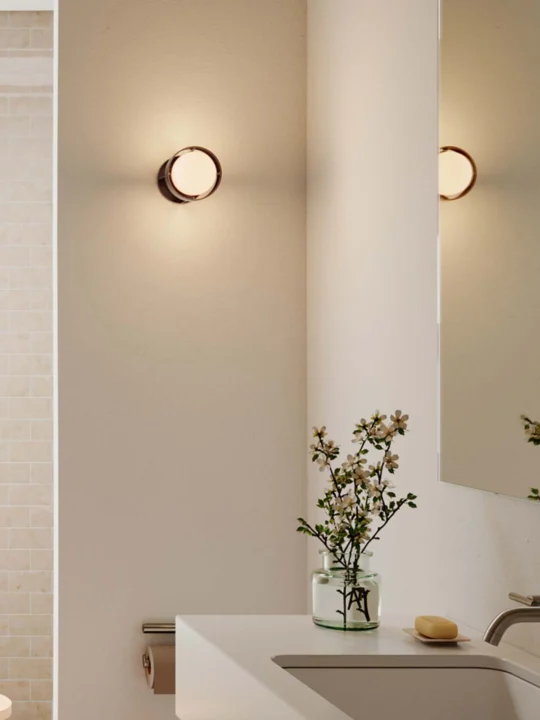 Runde Wandlampe Weiß im Badezimmer Tala LOOP Wall Light in Messing