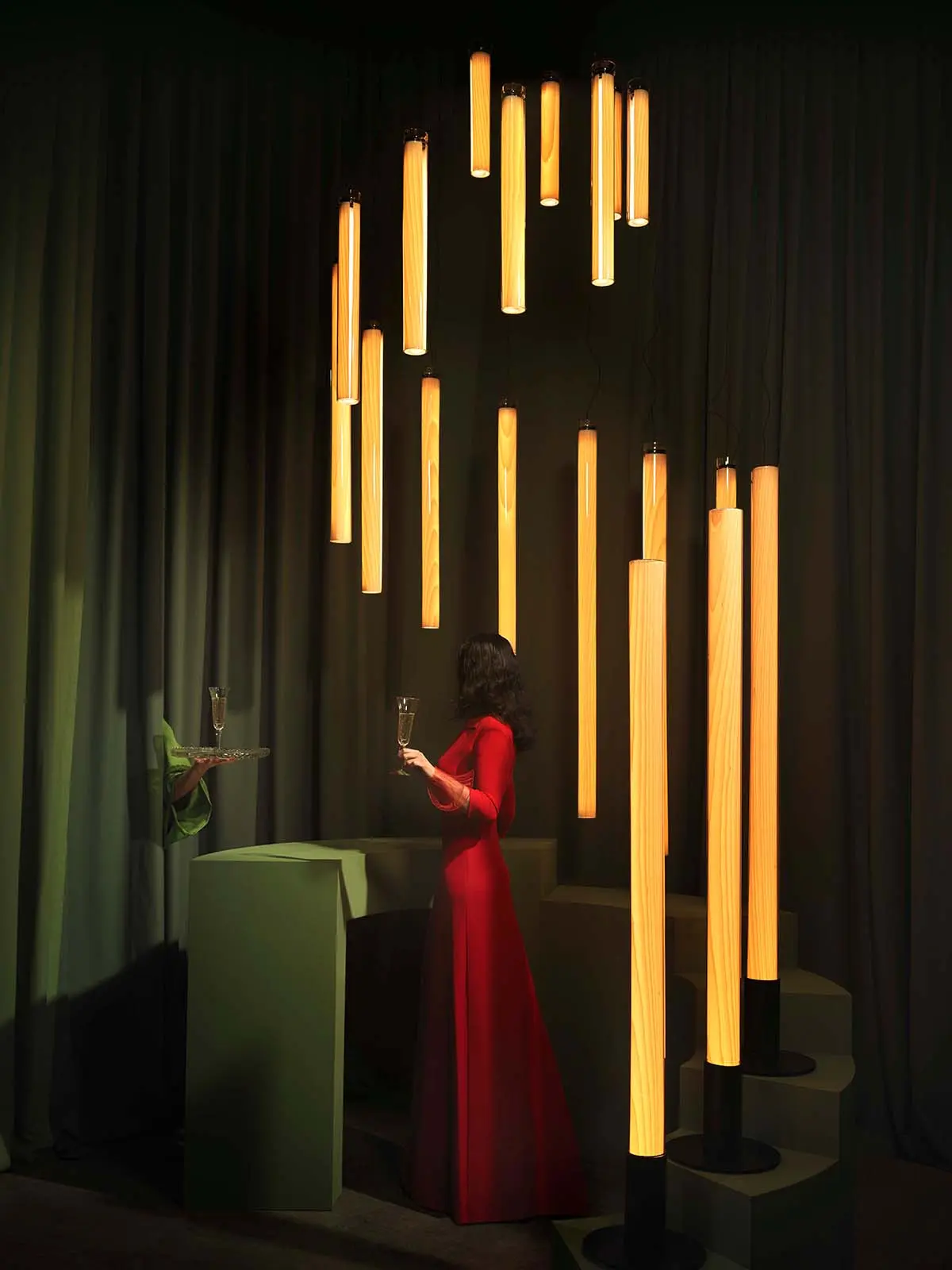 Trend: Linienleuchten - senkrechte Hängelampen aus Glas und Furnierholz Estela Vertikal von LZF Lamps