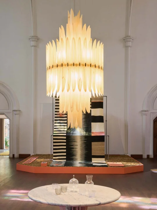 Großer Kronleuchter aus Holz Furnier Voliere LZF Lamps DesignOrt Onlineshop Lampe