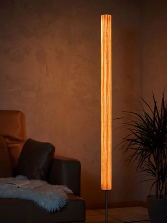 Schlanke Stehleuchte aus Holz Lichtsäule LeuchtNatur Gracia Onlineshop DesignOrt