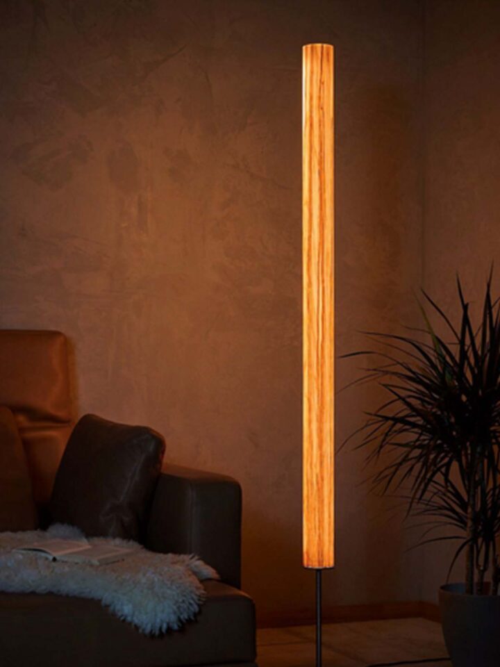 Schlanke Stehleuchte aus Holz Lichtsäule LeuchtNatur Gracia Onlineshop DesignOrt