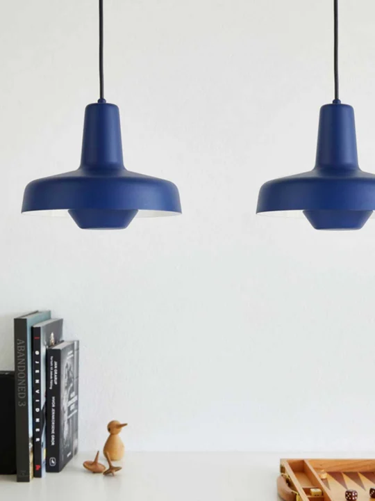 blaue Pendelleuchten aus Metall Grupa Studio Arigato Lampen DesignOrt