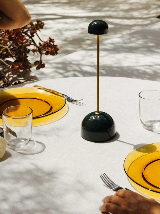 aufladbare Tischlampe draußen Sips von Marset in Grün online kaufen bei DesignOrt