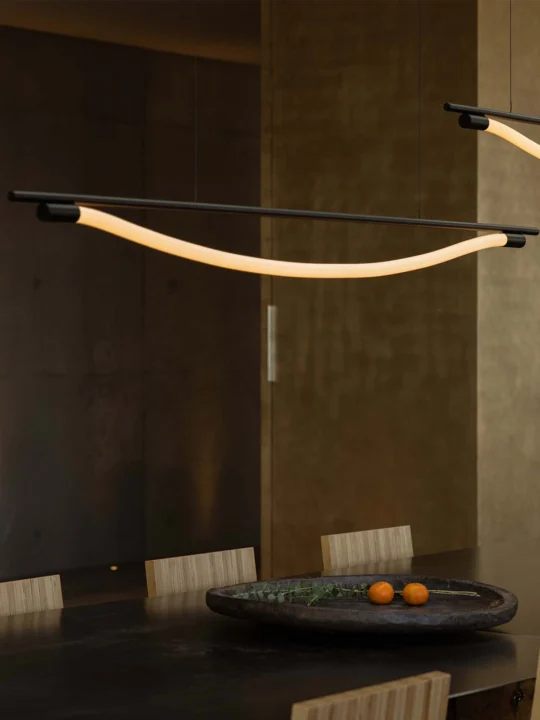 Designerleuchte Graypants Levity Bow uber Tisch DesignOrt