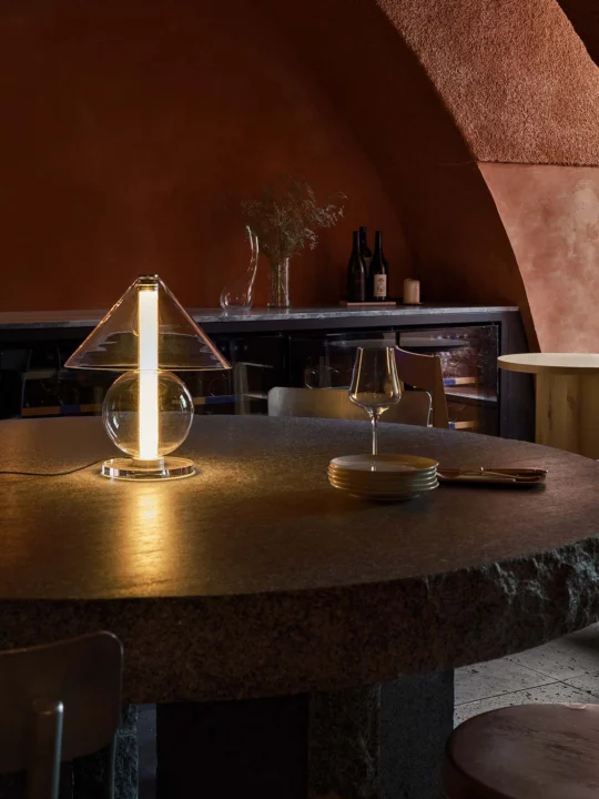 ausgefallene Glasleuchte Ambrosia Tischlampe von Marset DesignOrt Onlineshop