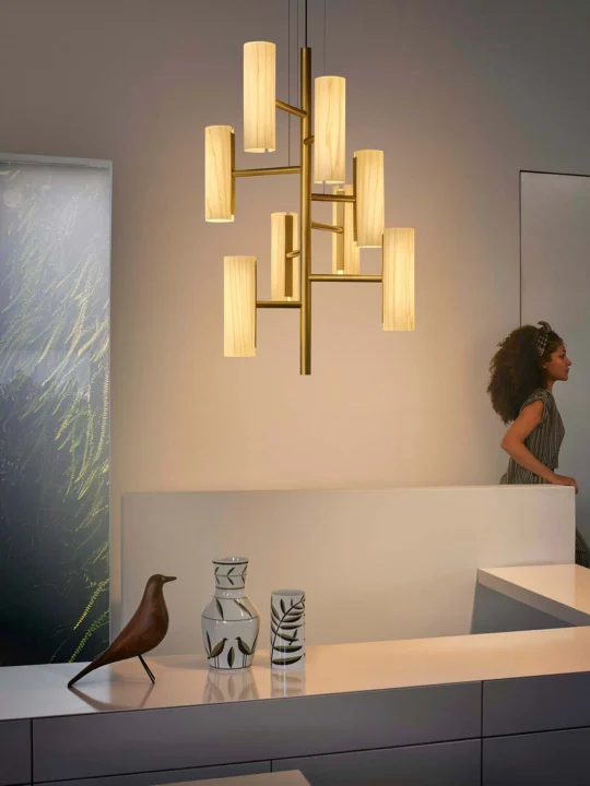 moderner Kronleuchter von LZF Lamps Pendelleuchte mit 8 Lampen aus Holzfurnier DesignOrt Onlineshop