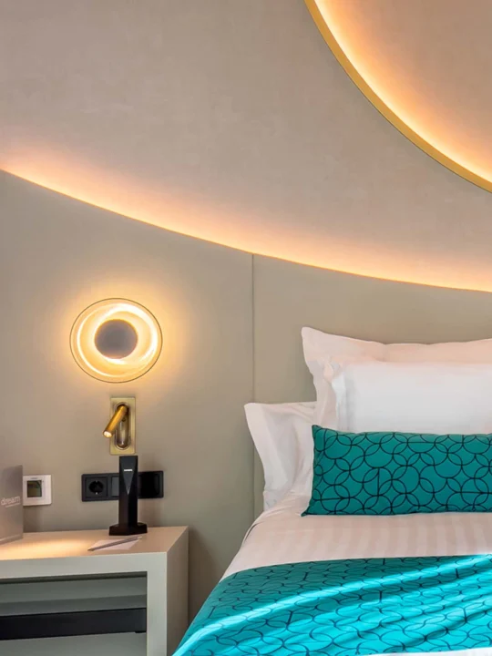 runde Wandlampe aus Glas Aura Leuchte am Bett Designerlampe Marset bei DesignOrt Onlineshop