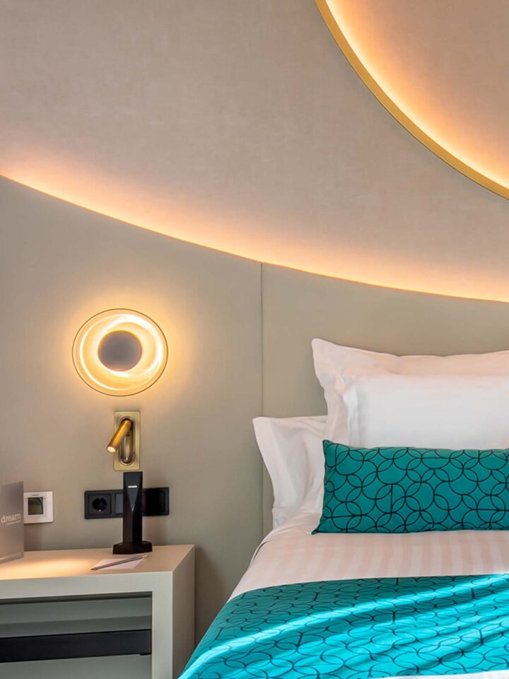 runde Wandlampe aus Glas Aura Leuchte am Bett Designerlampe Marset bei DesignOrt Onlineshop