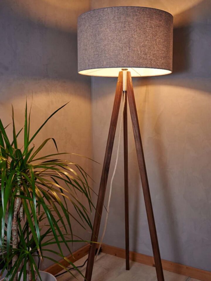 dreibeinige Stehleuchte mit Lampenschirm Textil Ligno Lampe von LeuchtNatur bei DesignOrt Onlineshop