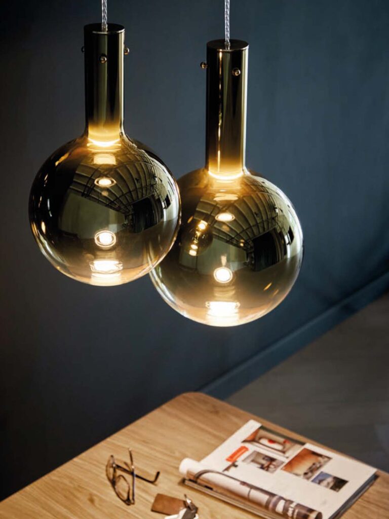 tropfenförmige Glasleuchte Raindrop von LOOM Design elegante Beleuchtung bei DesignOrt
