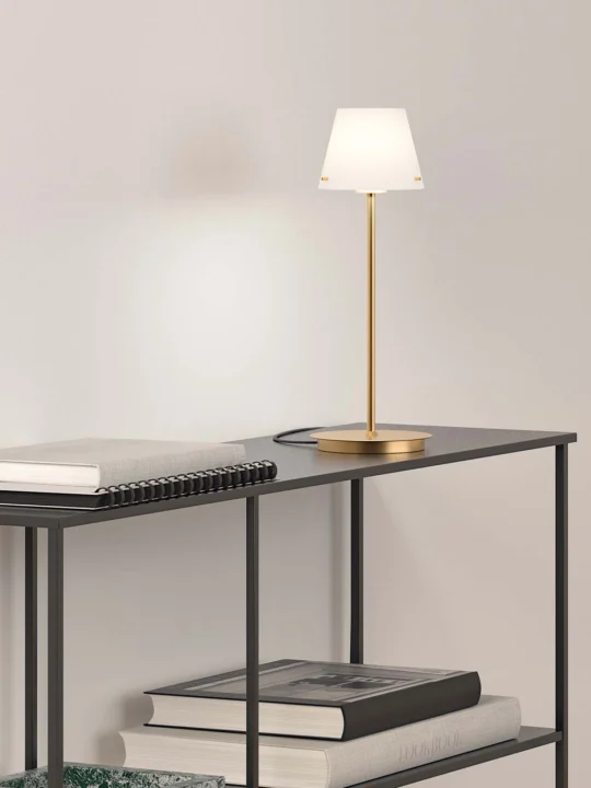 einfache Tischlampe skanidnavisch Gil il Grande von Herstal Dänemark Design bei DesignOrt Onlineshop