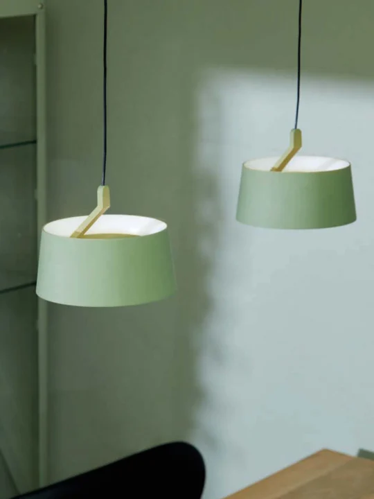 grüne Lampe klein dänische Designerlampen online kaufen Cookie Pendant von LOOM Design bei DesignOrt Onlineshop