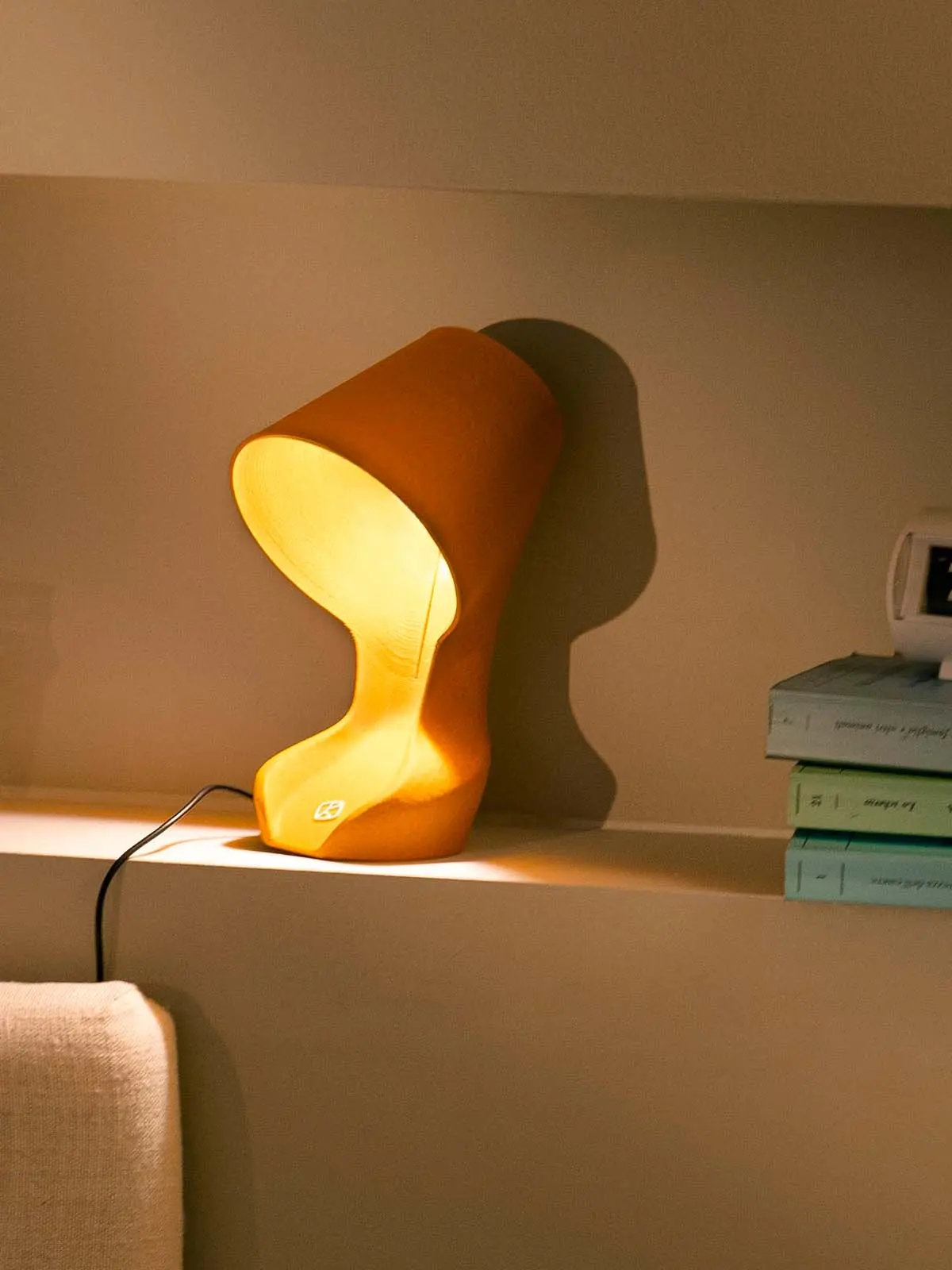 kleine Tischleuchte dimmbar aus nachhaltiger Produktion Ohmie von Krill Design bei DesignOrt