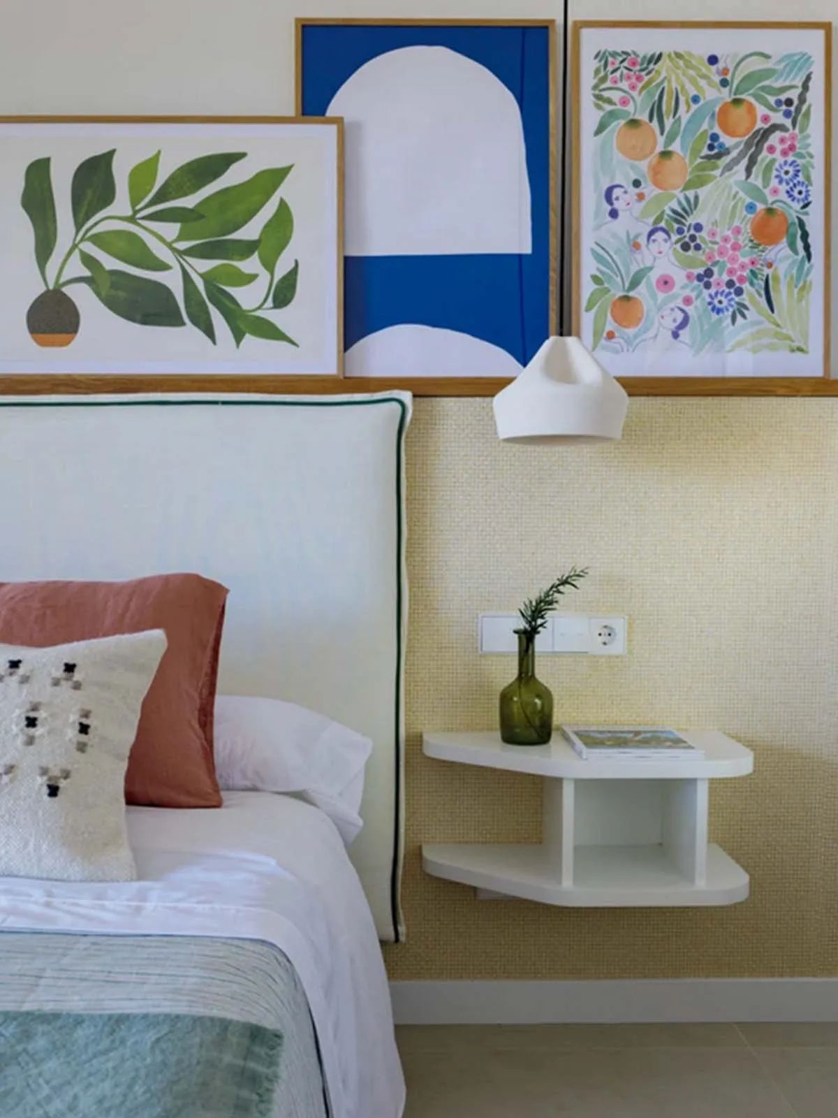 Schlafzimmer Beleuchtung mit der Pleat Box Keramik-Pendelleuchte am Bett