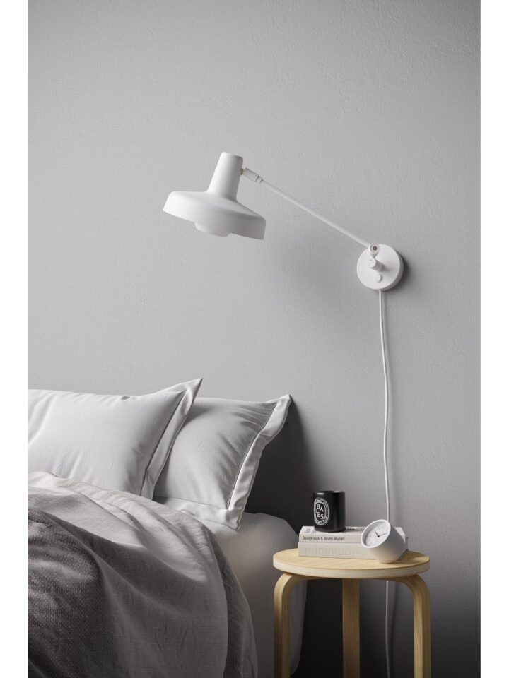 GRUPA Arigato Arigato Wandleuchte Short in modernem Interieur