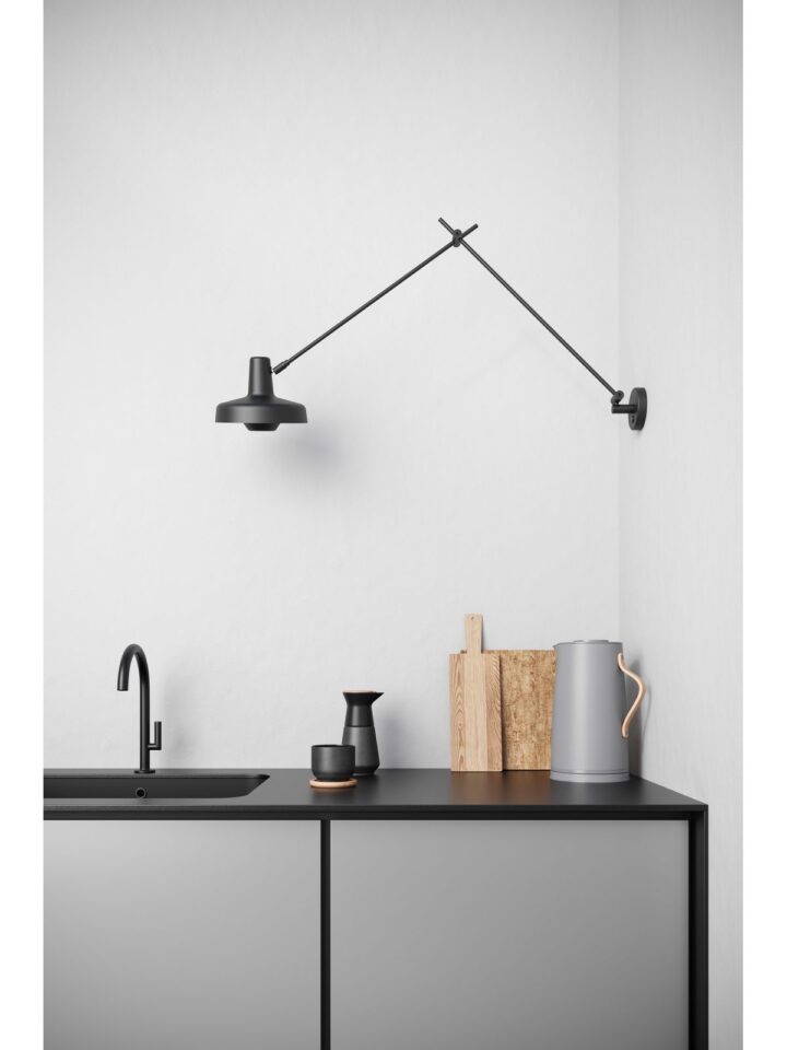GRUPA Arigato Arigato Wandleuchte Long in modernem Interieur