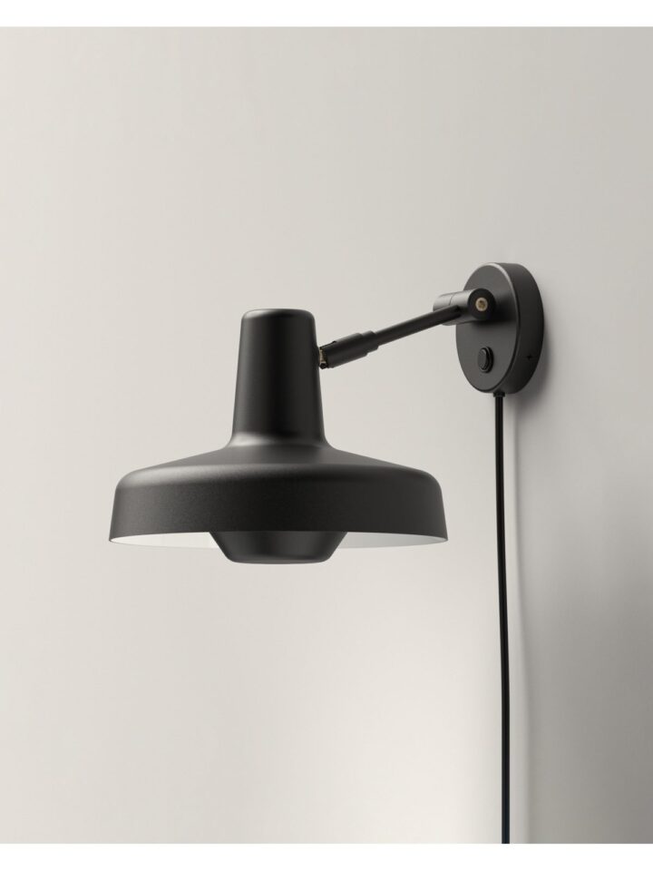 GRUPA Arigato Arigato Wandleuchte Extra Short in modernem Interieur