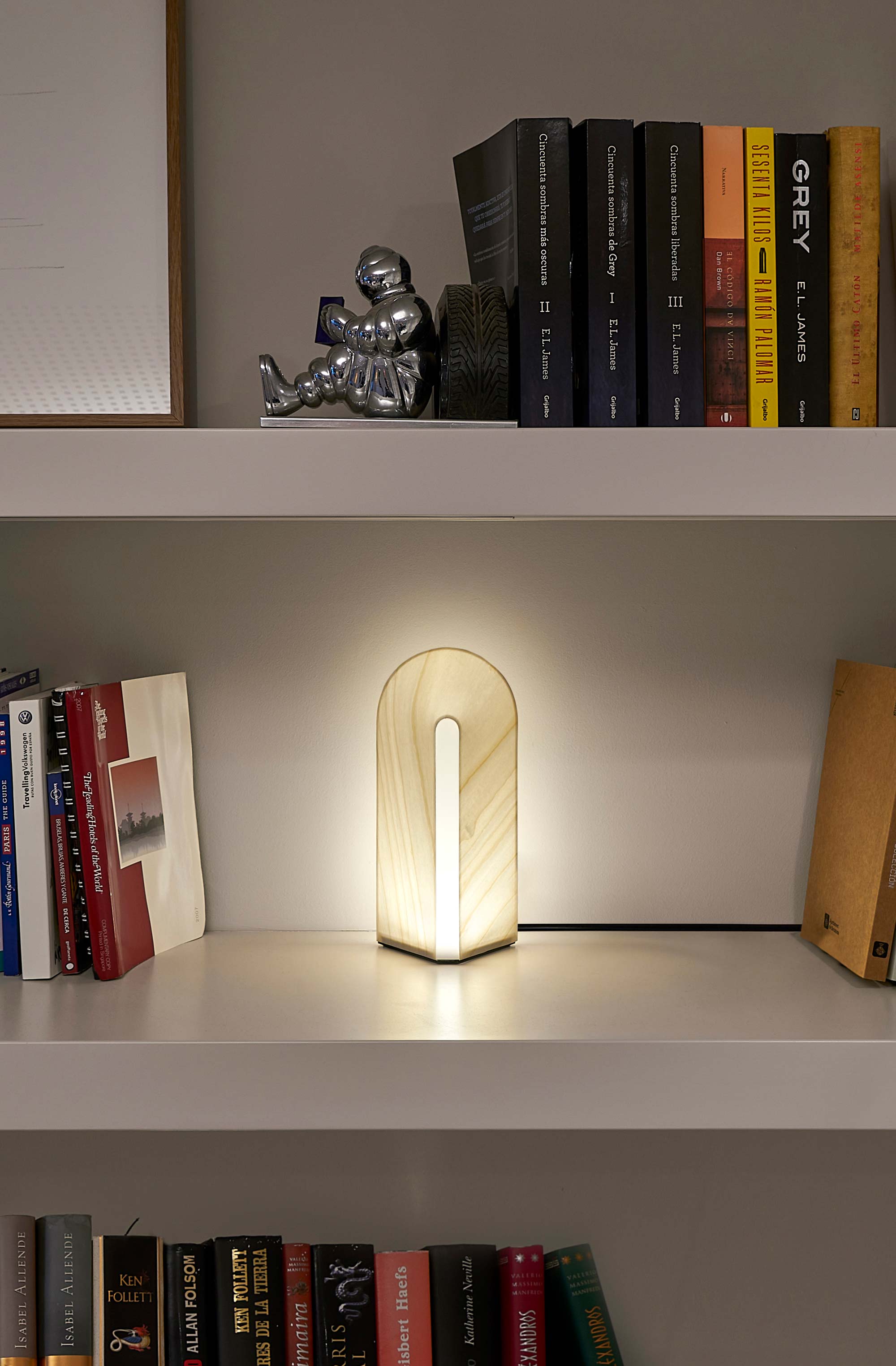 LZF Lamps Neuheiten Igloo Tischleuchte Furnierholz Regal