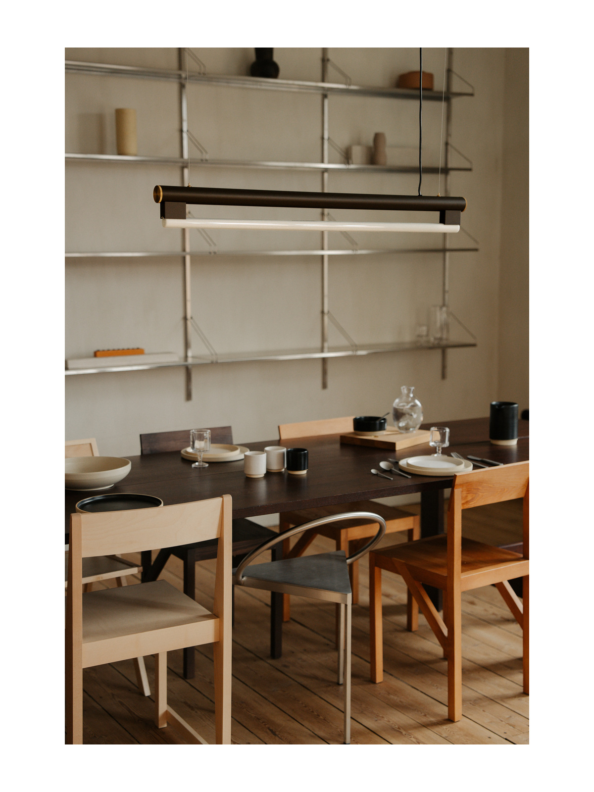 FRAMA Leuchten – Eiffel Pendelleuchte Messing über dem Esstisch, Lifestyle Interieur