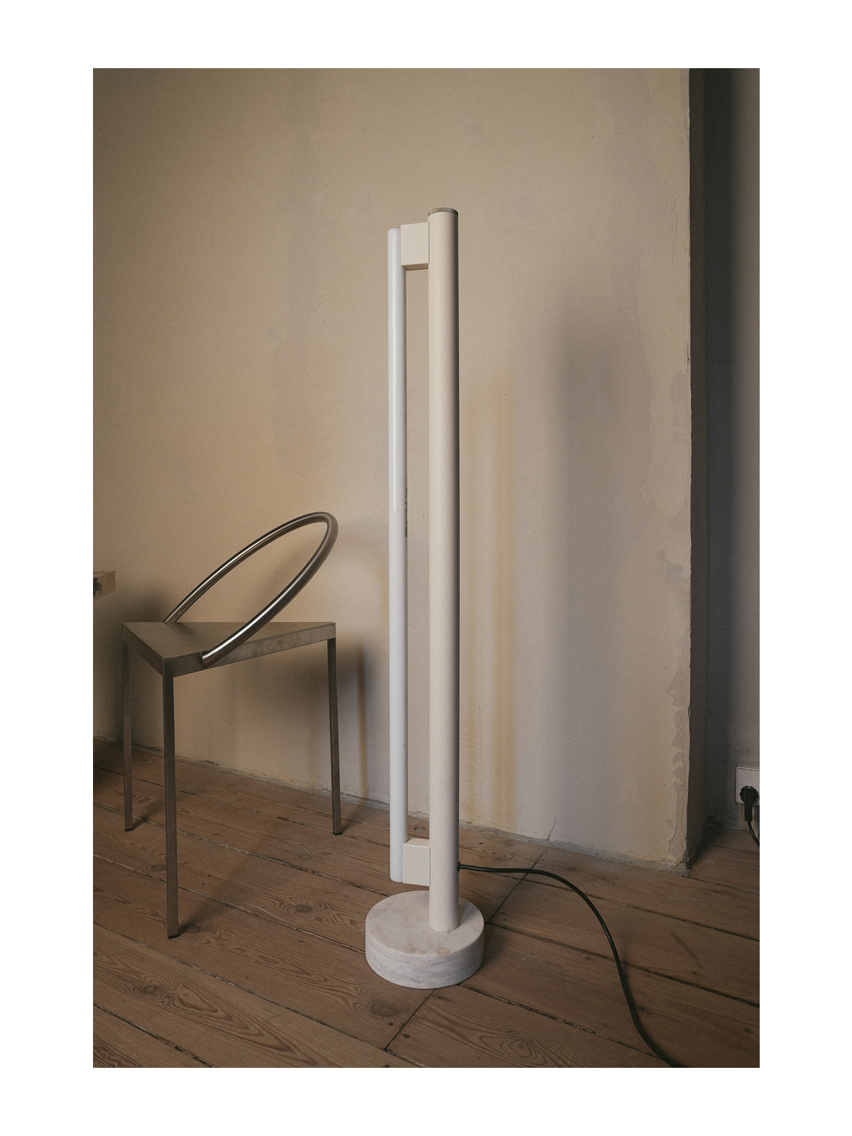 FRAMA Eiffel Stehleuchte Cream-Variante im Wohnzimmer – FRAMA Leuchten Lifestyle